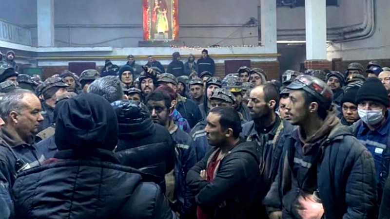 Neplătiți de 11 luni, minerii blocați în subteran revin la suprafață. “Sunt circa 80!” Protestele, însă, vor continua