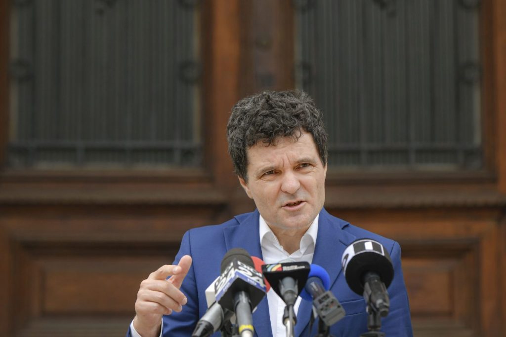 Nicușor Dan vrea desființarea companiilor municipale, dar nu are bani pentru salariile angajaților! PMB, cu mâna întinsă, din nou, la Guvern?