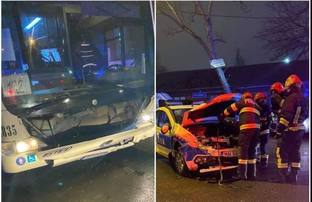 Mașină de poliție lovită de autobuz, în Capitală! Doi agenți primesc îngrijiri medicale / FOTO