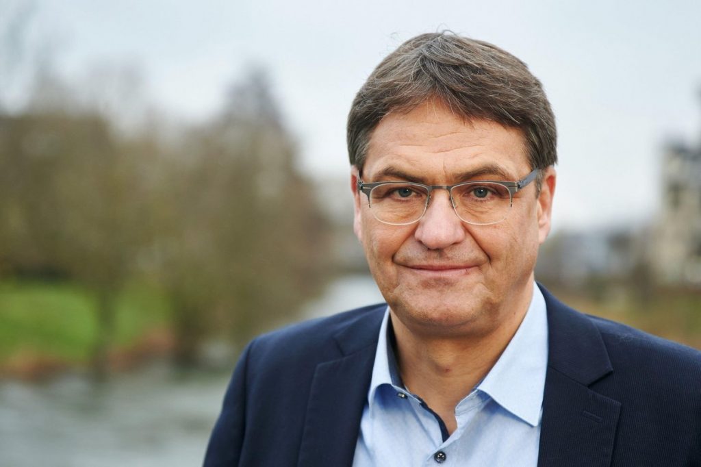 Un europarlamentar critică AstraZeneca după problemele privind livrările de vaccin: „Îi tratează pe europeni ca pe cetățeni de rangul doi”