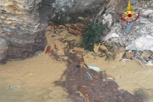 Alunecare de teren în Italia. Aproximativ 200 de sicrie au ajuns în Marea Mediterană