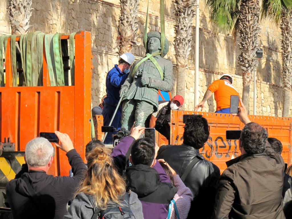 Ultima statuie de pe teritoriul spaniol a dictatorului fascist Franco, dată jos – FOTO