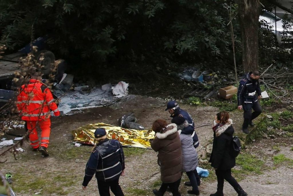 Tragedie în Italia. Un român a murit strivit în mașină, după ce s-a prăbușit cu mașina de pe un pod din Roma, de la 8 metri înălțime (FOTO)