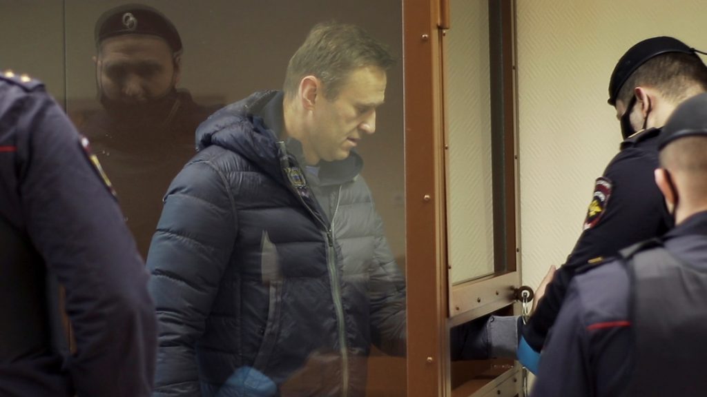 Navalnîi ar fi ajuns într-o colonie penitenciară. Martorii raportează cruzimea și bătăi:  „Noii veniți sunt bătuți pentru a se observa dacă rezistă presiunii sau dacă cedează mediat”