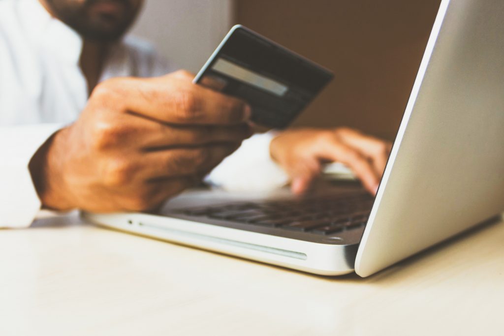 Avertisment cu privire la metodele de fraudare pe OLX. Ce cer escrocii utilizatorilor înainte să le extragă banii din cont