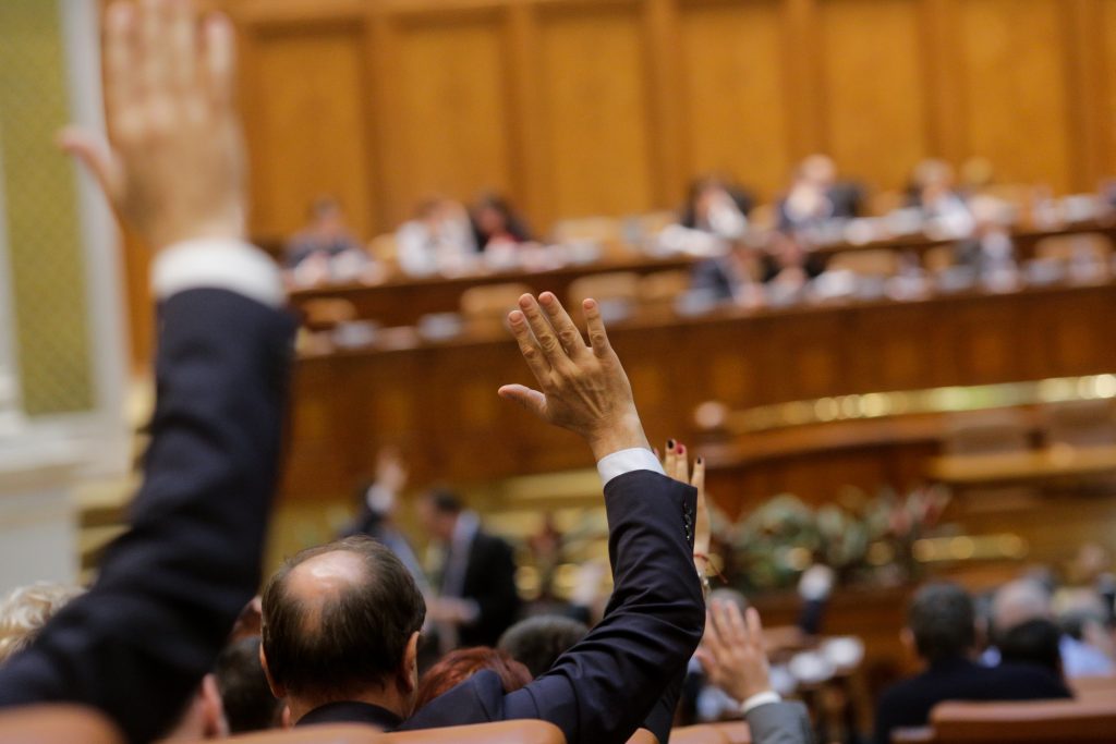Persoanele condamnate definitiv nu mai pot ocupa funcţii publice locale. „Violatorii nu au ce căuta în fruntea comunităților, ca primari, consilieri locali sau județeni”