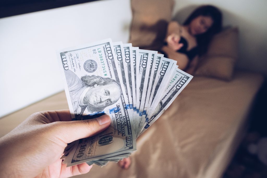 Cinci români și-au pus soțiile să se prostitueze în Franța! Cuplurile au făcut „Turul Franței” prin proxenetism, în timp ce femeile primeau clienții în același apartament