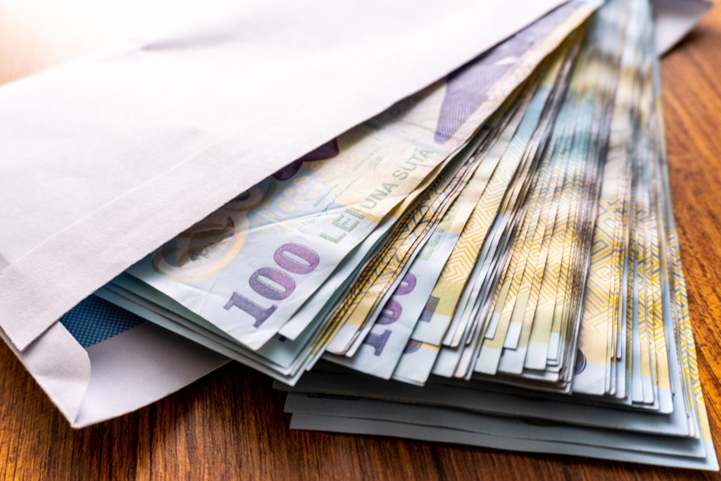 Pensii speciale: Aproximativ 3.000 de persoane nu au plătit contribuții, dar încasează 641 de milioane de lei pe an