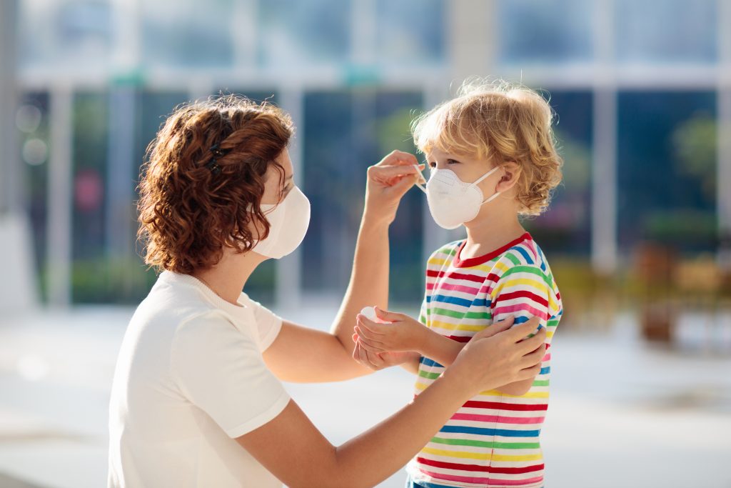 Studiu: Nu copiii sunt cei care răspândesc cel mai rapid coronavirusul, ci tinerii și adulții