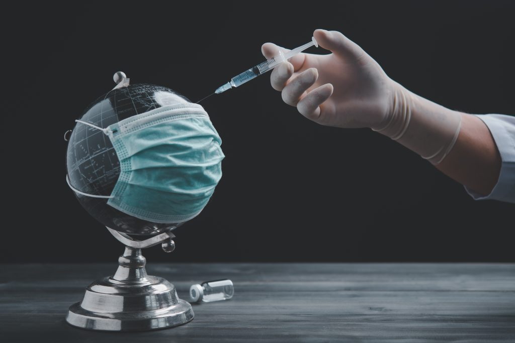 Bloomberg: La actuala rată de vaccinare, viața va reveni la normal în 7 ani