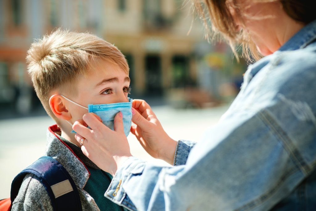 Riscul de transmitere a COVID-19, mai mare la porțile școlii decât la clasă. Avertismentul unui doctor