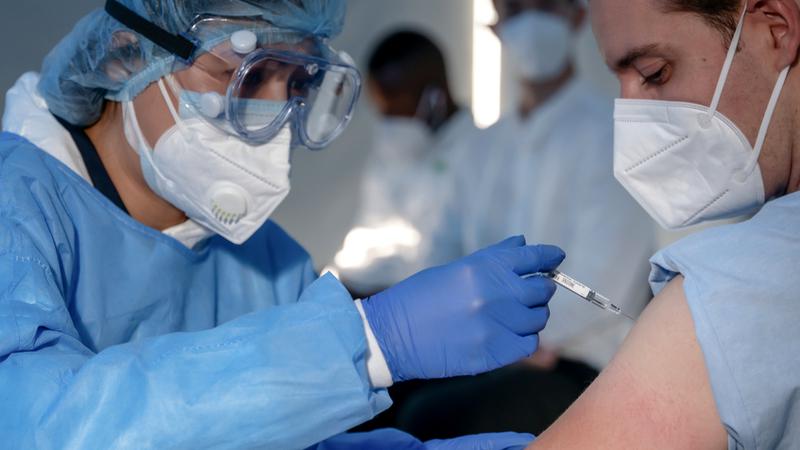 Un grup de impostori ar fi vândut unor state UE „apă sărată” în valoare de trei miliarde de euro, în loc de vaccin împotriva-COVID-19
