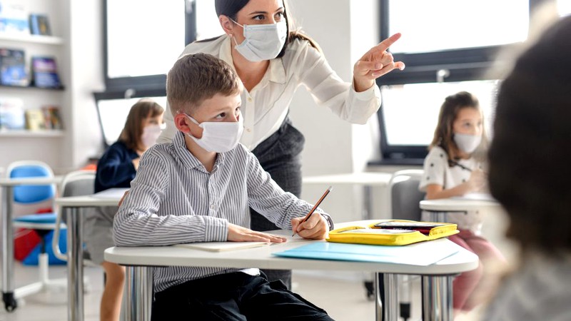 Ce se întâmplă cu elevii simptomatici ai căror părinți refuză testarea la școală. Anunțul lui Sorin Cîmpeanu