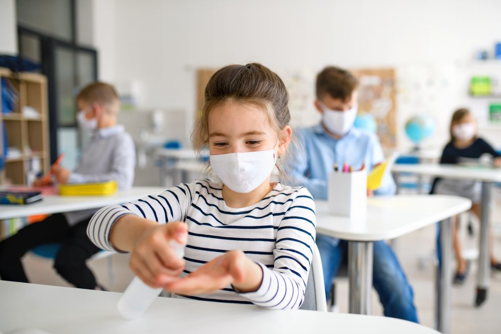 Încă trei elevi din Capitală, depistați cu noul COVID-19! Un profesor din Sectorul 4 a contractat SARS-CoV-2