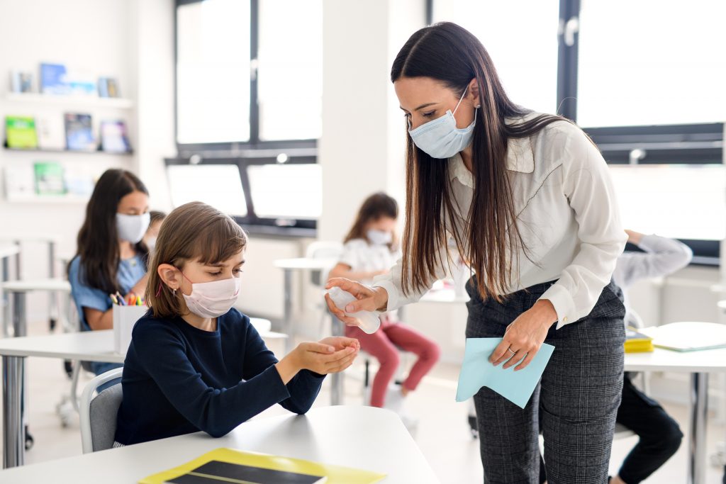 8 ȘTIRI DE LA ORA 8. Ministerul Educației și cel al Sănătății nu se înțeleg pe tema formularului pentru testare: Trebuie sau nu adus în prima zi de școală