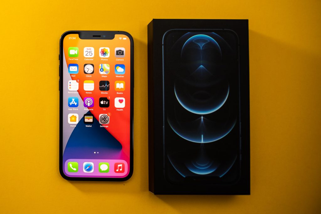 Un consilier local USR voia să cumpere iPhone-uri de ultimă generație pe banii statului! Un singur telefon costă între 6.000 și 7.000 de lei