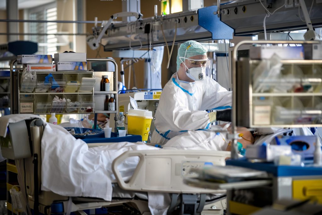 Student voluntar într-un spital COVID-19, despre dramele la care a fost martor: Am trăit singurătatea celor care mor fără să vorbească cu rudele