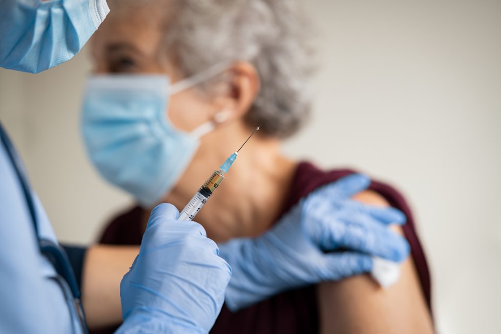 Oamenii de știință avertizează: Strategia de vaccinare trebuie regândită