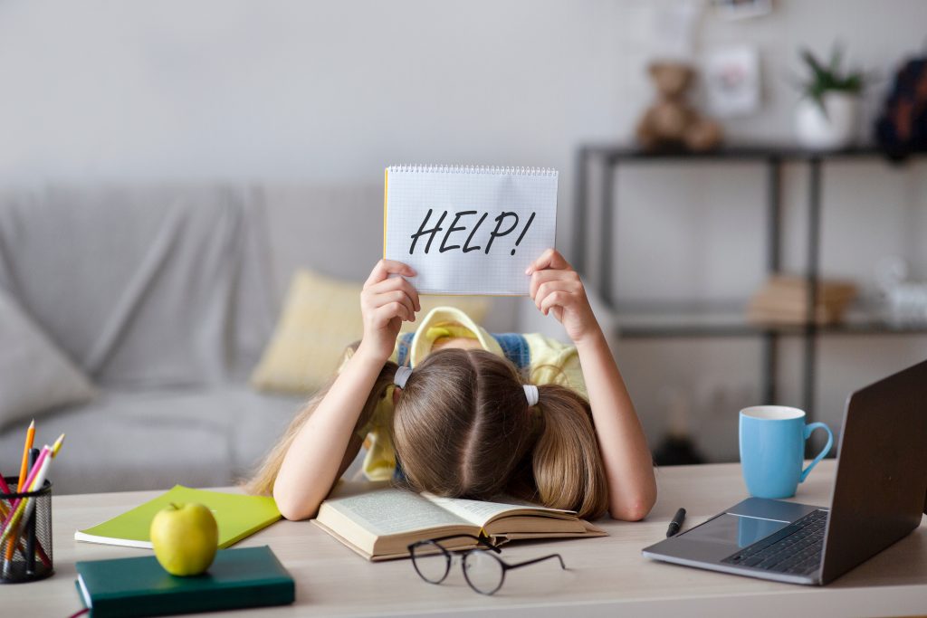 Impactul școlii online asupra copiilor în perioada pandemiei: Peste 50% din elevi acuză probleme de concentrare