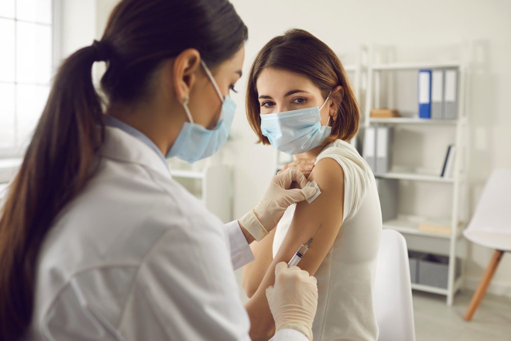 Daily Mail: Prima dovadă că vaccinarea chiar funcționează. Serul anti-COVID reduce cu aproape 95% riscul de spitalizare