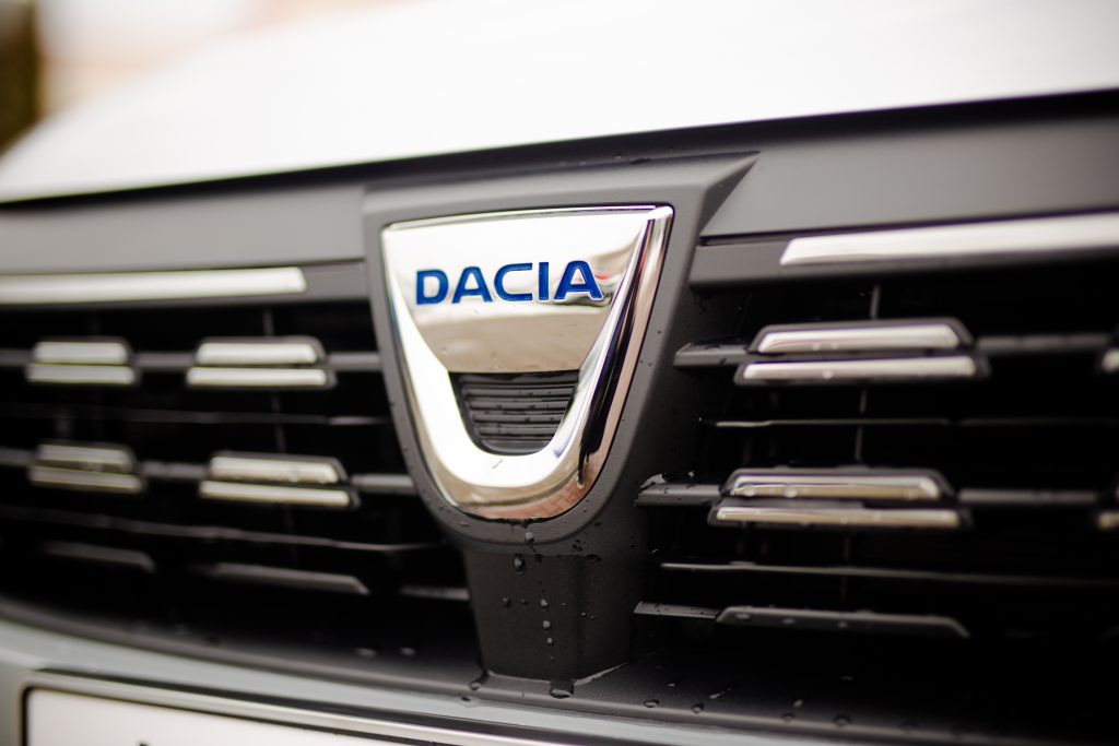 Dacia și-a oprit producția din cauza crizei de semiconductori