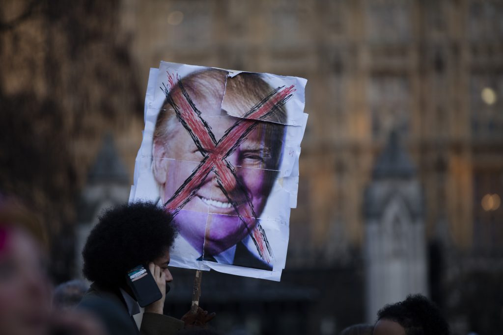 Anti-trumpist convins! Un activist vrea să își deschidă o firmă de perne pentru a-l scoate de pe piață pe un susținător de-ai lui Trump