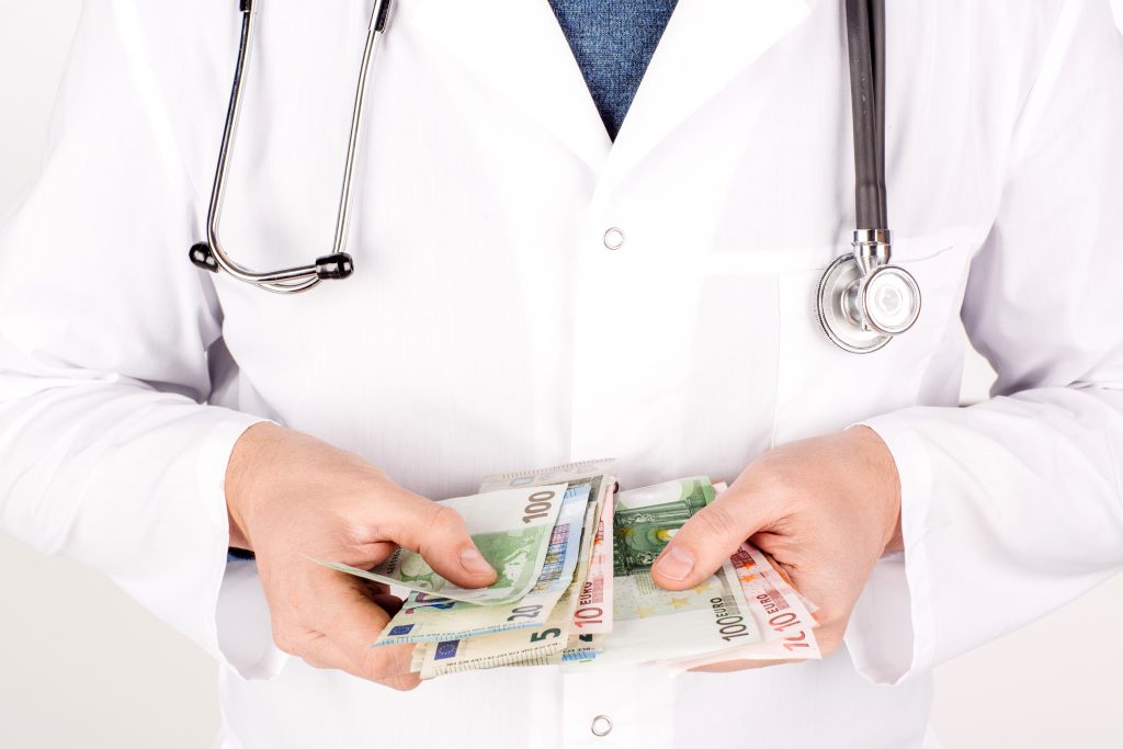 Ce salariu are un medic. Suma pe care o câștigă în fiecare lună
