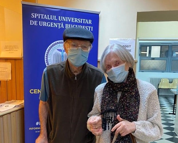 Emoționant! De Dragobete, soții Popescu, care se iubesc de 51 de ani, au mers împreună la vaccinare!