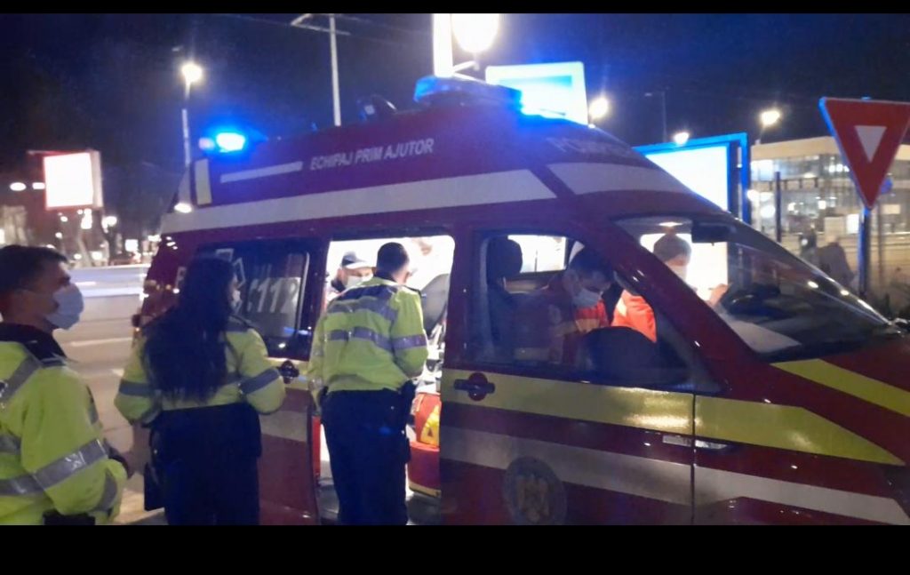 Tânăr bătut de patru indivizi, pe o stradă din sectorul 4. După atac, agresorii au urcat în primul autobuz și s-au făcut nevăzuți (VIDEO)
