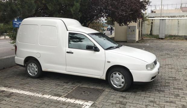 Păcălit de samari! Un tânăr a cumpărat o mașină cu 700.000 de kilometri dați înapoi
