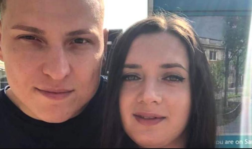 Claudiu şi Carmen urmau să se căsătorească, dar au sfârşit tragic în baie, intoxicaţi cu gaze. Tatăl fetei a murit în același mod, în urmă cu două luni