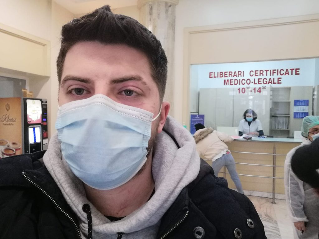 Bărbat bătut și sugrumat în mașina Poliției, după ce a fost prins fără mască în Centrul Vechi din București. A fost salvat de un echipaj SMURD! (EXCLUSIV)