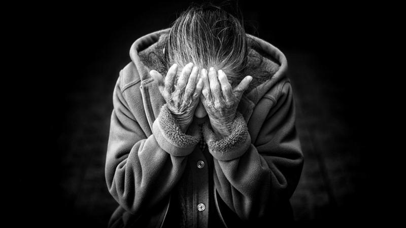 O femeie de 90 de ani din Tulcea i-a distrus ușa unei vecine cu pumnii și picioarele