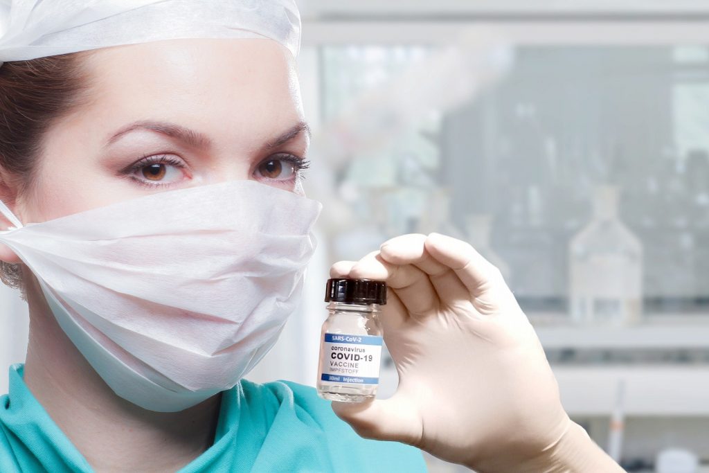 Recomandare făcută de Ministerul Sănătăţii: „Dacă beți 1-3 unități de alcool, nu amânați vaccinarea”
