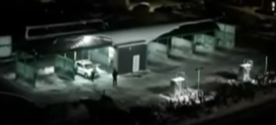 O polițistă a trezit un cartier întreg în miez de noapte! Omul legii îi dădea colegului indicații prin megafon, la spălătorie – VIDEO