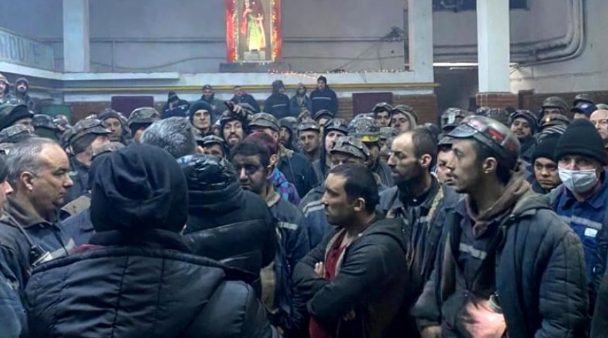 Sute de mineri continuă protestele și luni, în faţa sediului Complexului Energetic Hunedoara: „Minerii şi Valea şi-au pierdut răbdarea” / Cei de la Mina Lupeni, blocați în subteran, amenință că vor intra în greva foamei