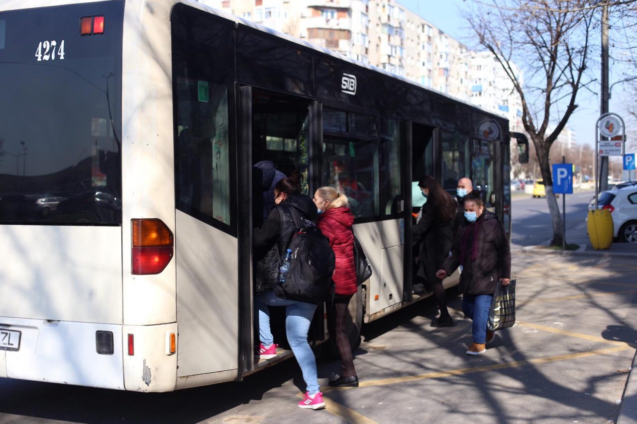 FOTO – STB a scos pe traseu mai multe vehicule de transport în comun pentru a prelua fluxurile de călători de la metrou