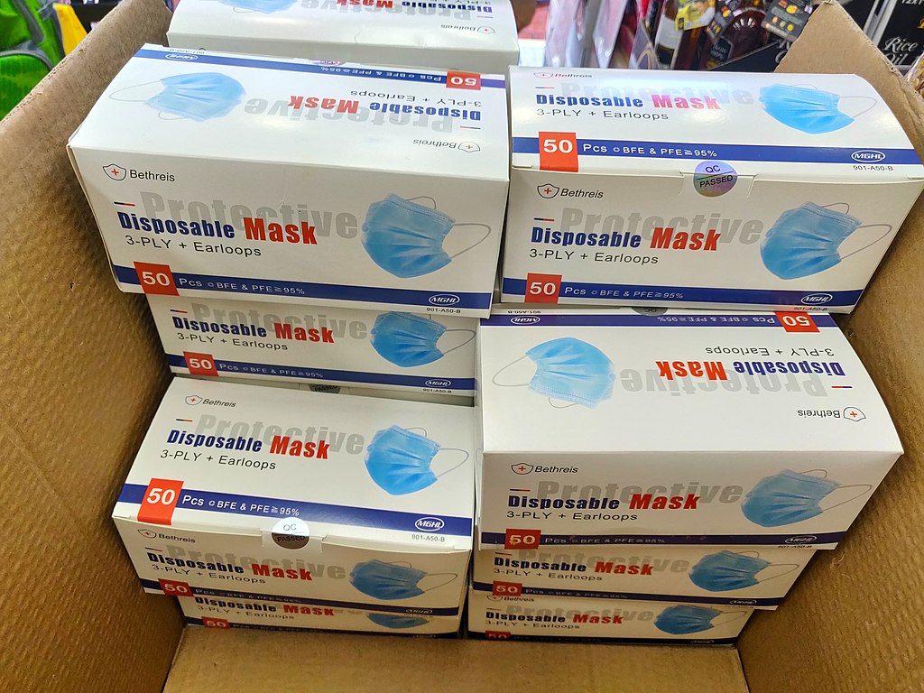 Vindeau măști fabricate în China etichetate cu „made in Austria”! Are legătură cu cel mai puternic om din stat!