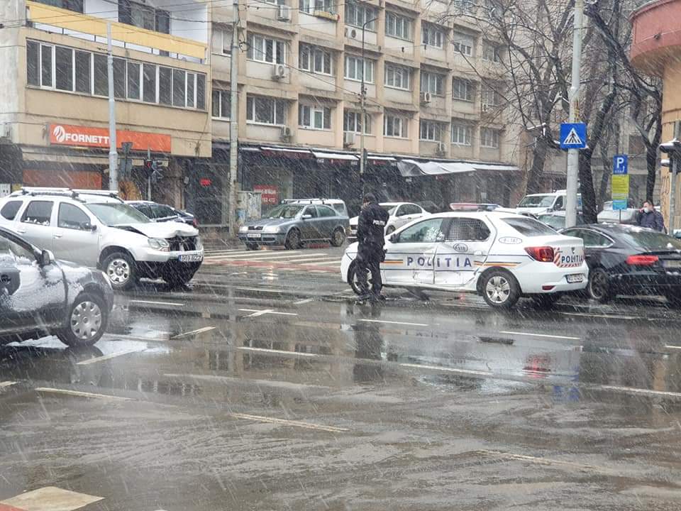 Accident în București. O mașină a Poliției a fost lovită de un SUV