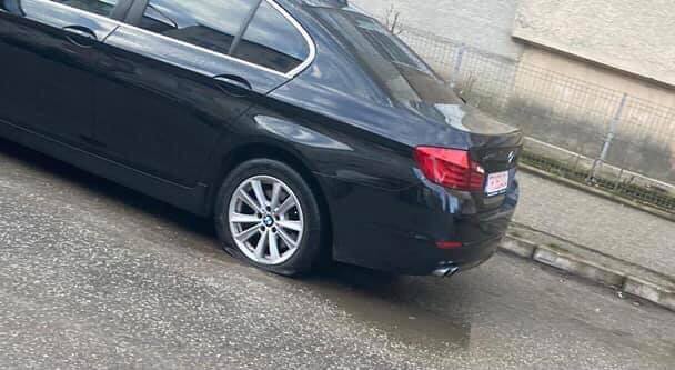 Mai mulți indivizi au luat la rând BMW-urile și mașinile scumpe de pe străzile Alexandriei și le-au vandalizat!
