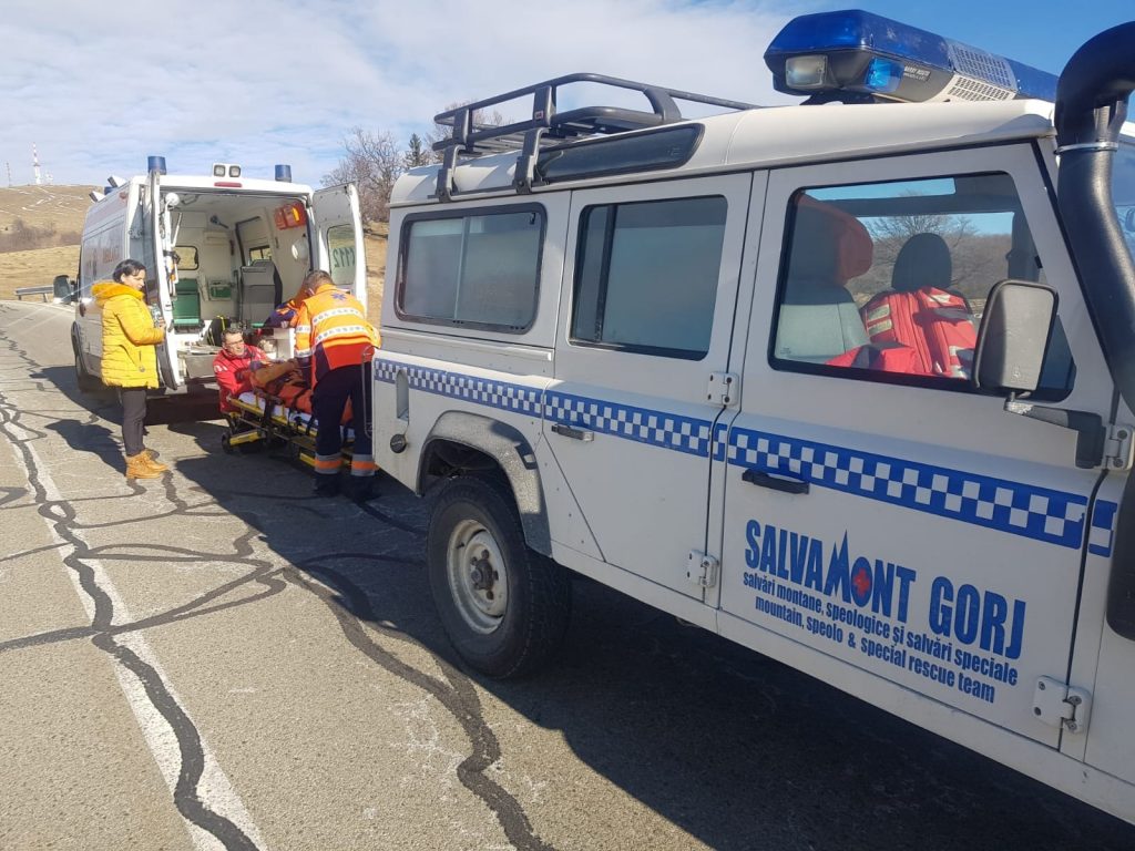 Panică la Râncă, după ce o fetiță de 5 ani a căzut de pe acoperișul unei pensiuni. Cum se simte micuța