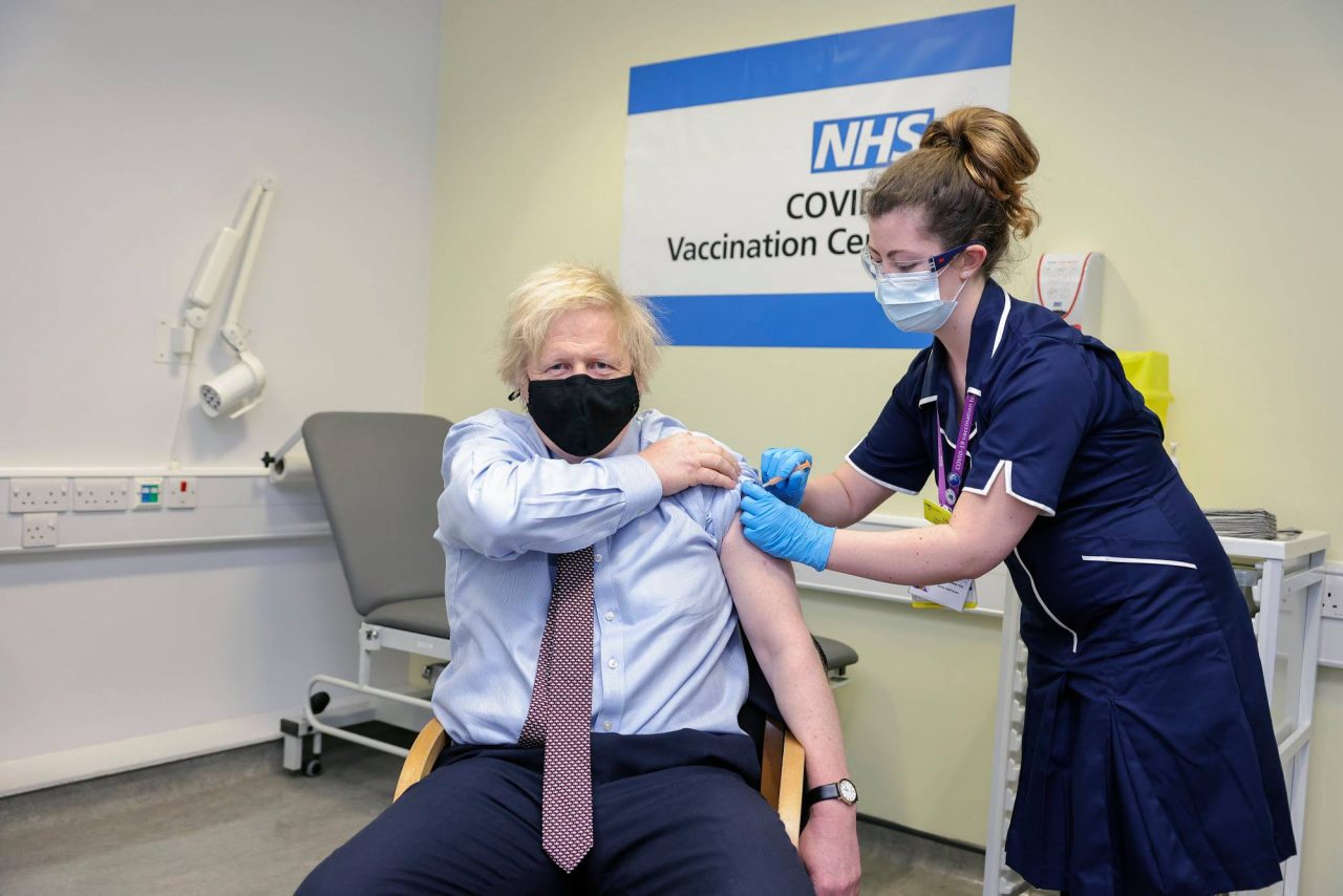 Boris Johnson s-a vaccinat cu serul produs de AstraZeneca: „Nu am simţit practic nimic”