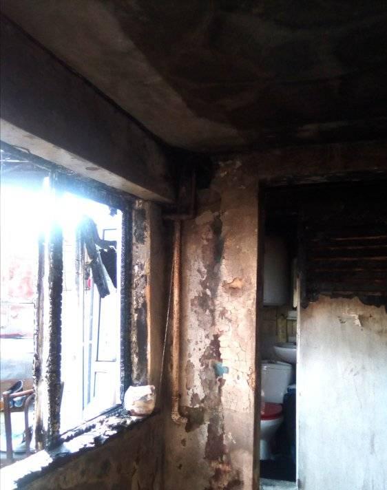 Drama unei familii din București, care doarme într-un depozit după ce casa le-a ars din temelii. “Primăria nu ne-a ajutat cu nimic!” / “Căutăm o chirie ieftină!” / FOTO