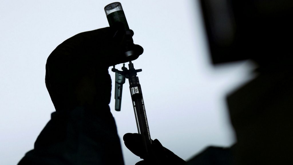 Sute de vaccinuri anti covid false și măști de protecție contrafăcute au fost confiscate în Africa de Sud şi în China