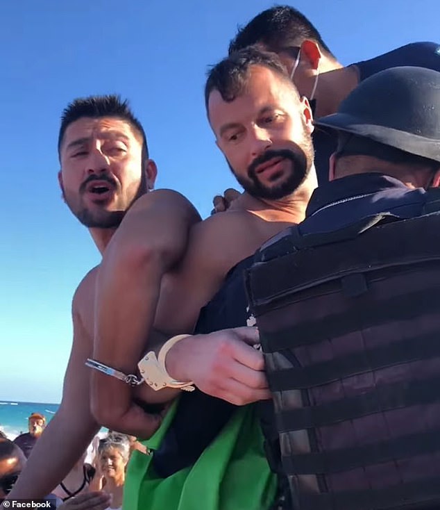 Doi bărbați gay au fost încătușați după ce s-a sărutat în public! Ce s-a întâmplat după – FOTO/VIDEO