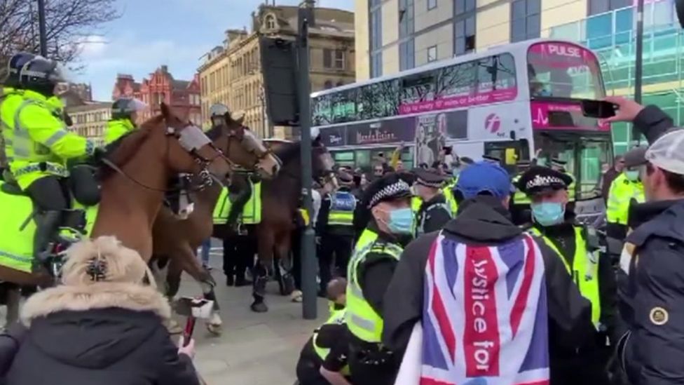 Protest anti-restricţii cu aproximativ 400 de persoane, în Marea Britanie. Un grup de protestatari a încercat să atace un centru de vaccinare