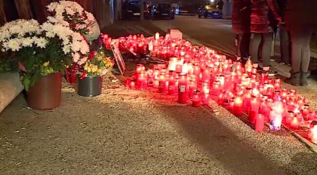 Priveghi la locul accidentului în care au murit două fete. Rudele au aprins lumâni în memoria lor