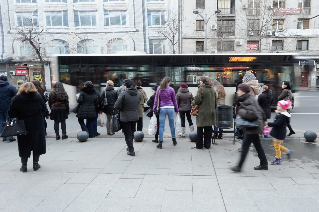 Ce soluții propune Arafat pentru evitarea aglomerării în mijloacele de transport și magazine