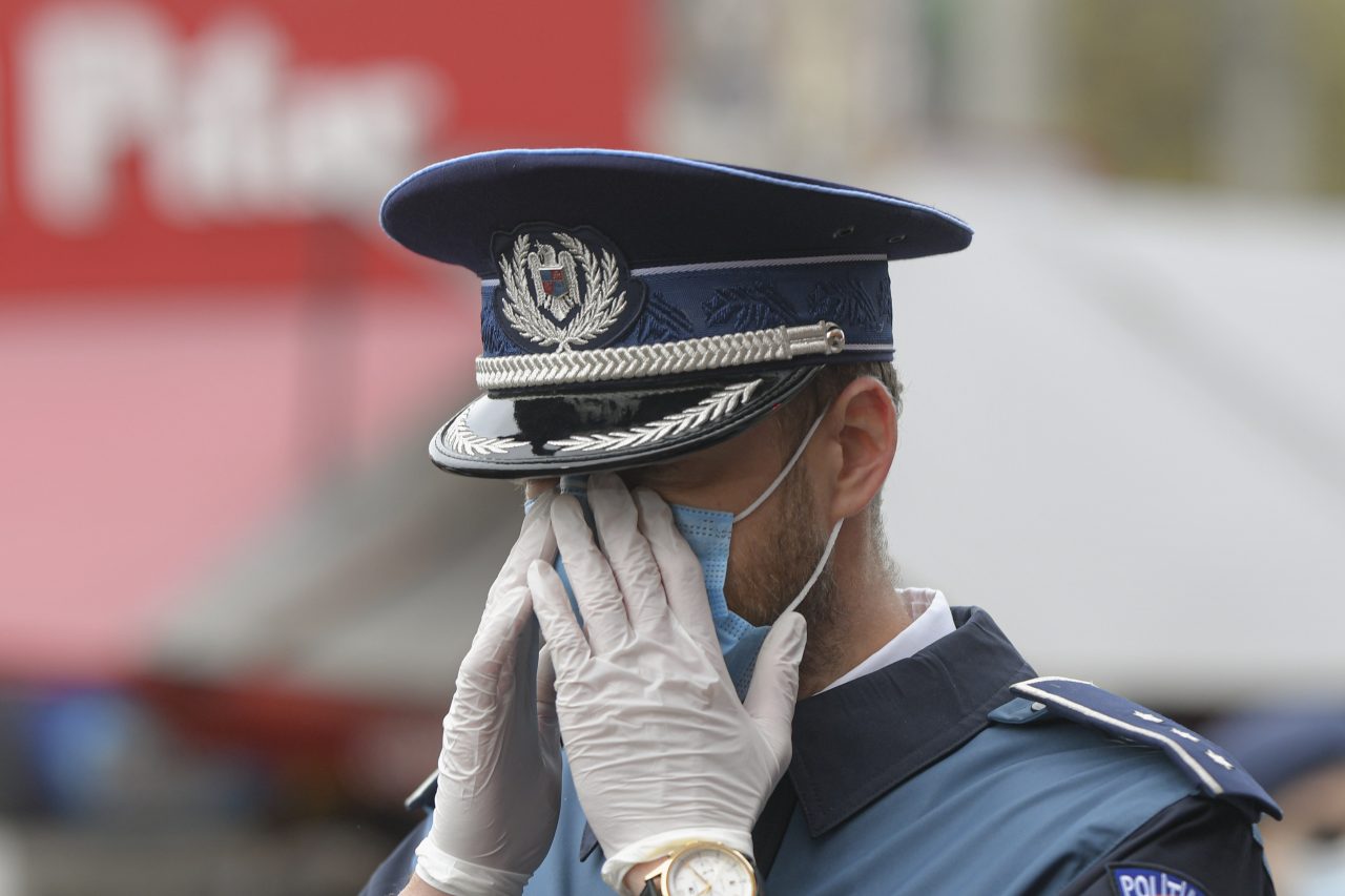 Polițist prins în flagrant în timp ce înapoia șpaga primită! Nemulțumit de „servicii”, mituitorul l-a denunțat