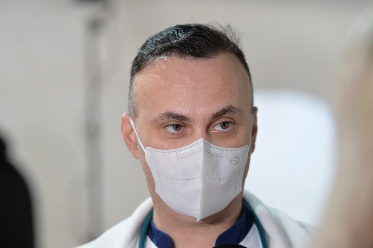 Adrian Marinescu: Dacă oamenii se vaccinează, în două luni am putea vedea o scădere a presiunii pandemice
